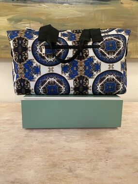 Alice + Olivia Blue, Black and White Medallion-Print Travel Tote NWOT